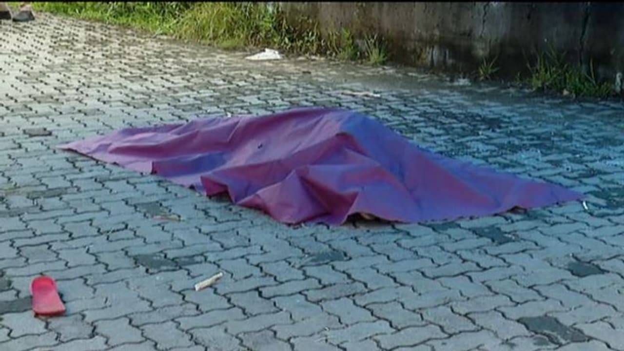 தூத்துக்குடியில் துடிக்க துடிக்க ரவுடி வெட்டிப்படுகொலை... பதற்றம்.. போலீஸ் குவிப்பு..! தூத்துக்குடியில் துடிக்க துடிக்க ரவுடி வெட்டிப்படுகொலை... பதற்றம்.. போலீஸ் குவிப்பு..!