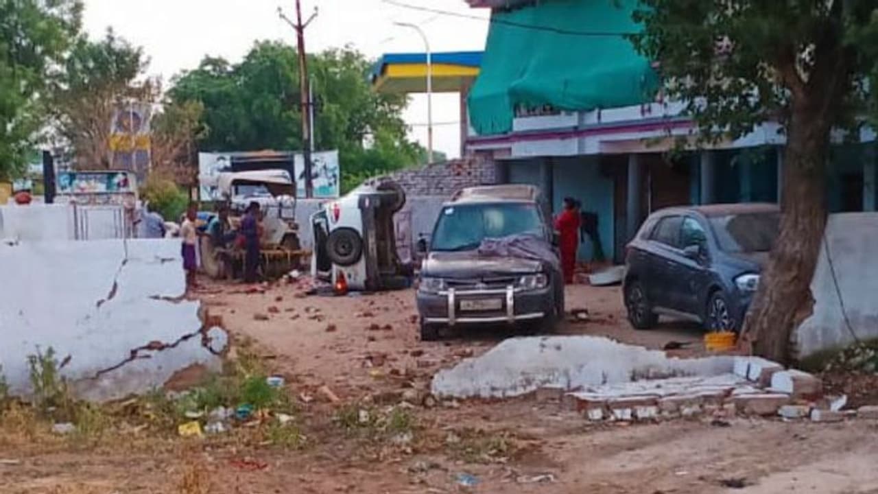 आंगन में सो रहा था परिवार, अचानक किसी फिल्मी स्टंट की तरह दौड़ते हुए आ धंसी कार आंगन में सो रहा था परिवार, अचानक किसी फिल्मी स्टंट की तरह दौड़ते हुए आ धंसी कार