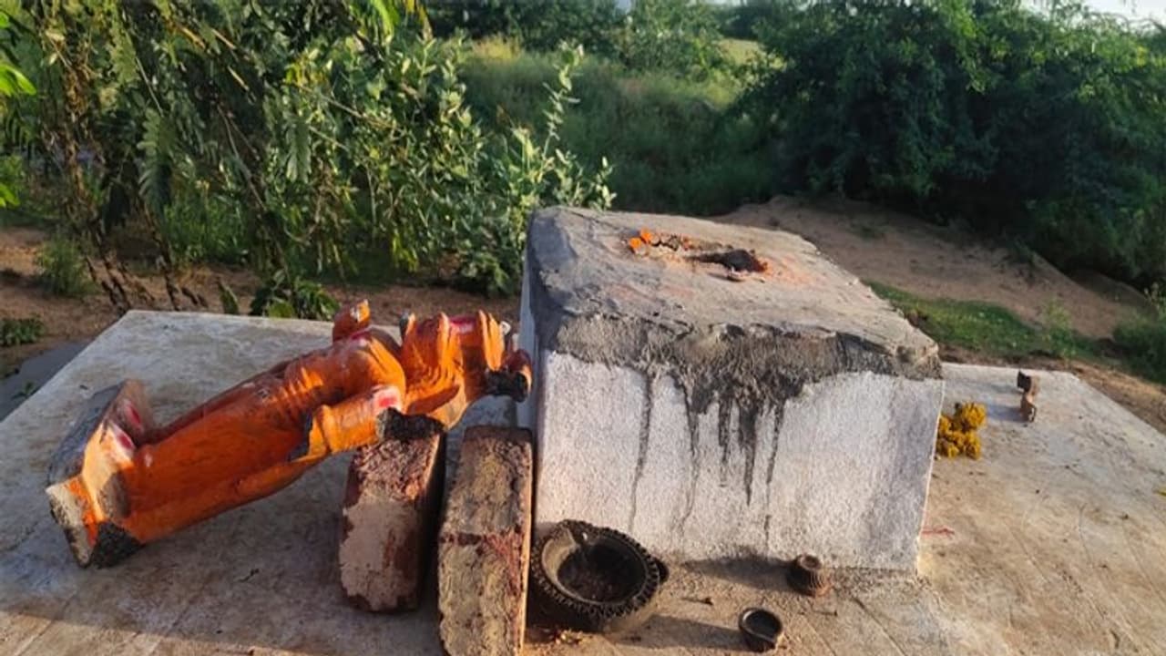 హిందూ దేవాలయాలపై ఆగని దాడులు... అభయాంజనేయ విగ్రహాన్ని పెకిలించిన దుండగులు (వీడియో) హిందూ దేవాలయాలపై ఆగని దాడులు... అభయాంజనేయ విగ్రహాన్ని పెకిలించిన దుండగులు (వీడియో)