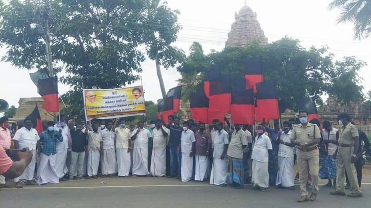 இந்தி தெரிந்தால்தான் லோன்..!! இந்தியன் ஓவர்சீஸ் வங்கி மேலாளர் அட்ராசிட்டி: களத்தில் இறங்கிய திமுக..!! இந்தி தெரிந்தால்தான் லோன்..!! இந்தியன் ஓவர்சீஸ் வங்கி மேலாளர் அட்ராசிட்டி: களத்தில் இறங்கிய திமுக..!!