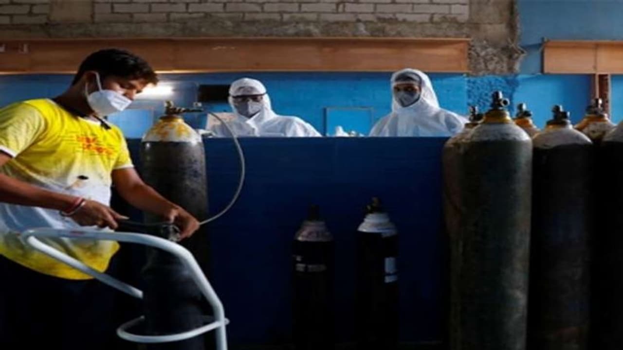 'वाणिज्य और उद्योग मंत्रालय' ने देश में ऑक्सीजन की ढुलाई कर रहे वाहनों को दी परमिट की छूट 'वाणिज्य और उद्योग मंत्रालय' ने देश में ऑक्सीजन की ढुलाई कर रहे वाहनों को दी परमिट की छूट