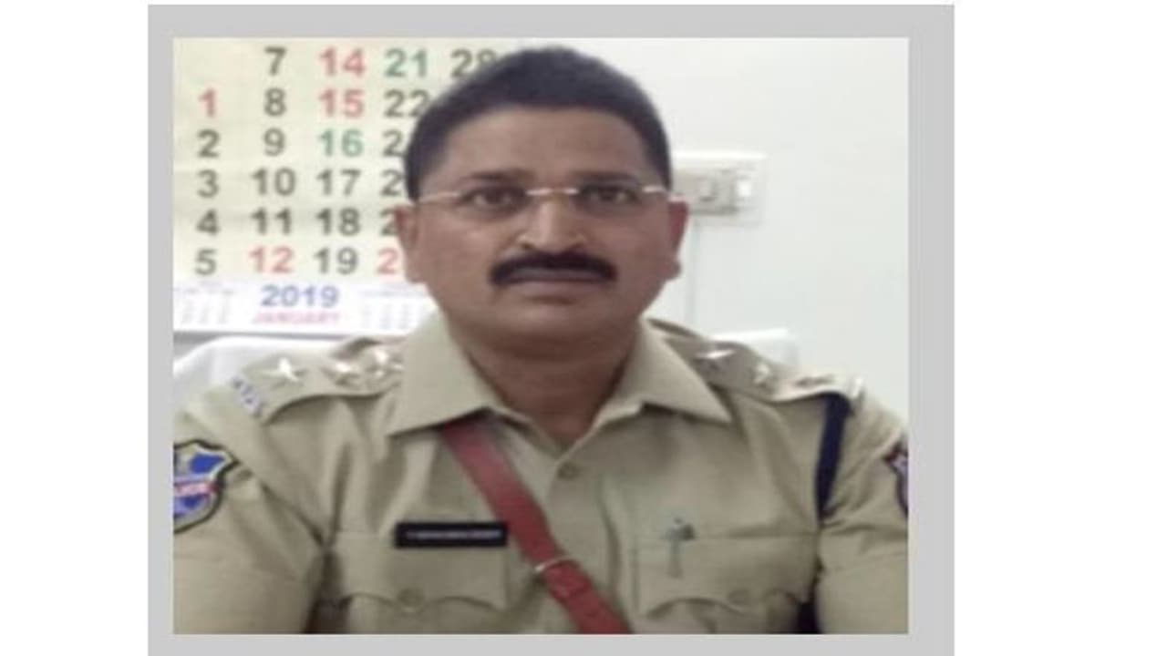 ఆదాయానికి మించి ఆస్తుల కేసులో ఏసీపీ నర్సింహ్మారెడ్డి అరెస్ట్: రిమాండ్ రిపోర్టులో కీలక అంశాలు ఆదాయానికి మించి ఆస్తుల కేసులో ఏసీపీ నర్సింహ్మారెడ్డి అరెస్ట్: రిమాండ్ రిపోర్టులో కీలక అంశాలు