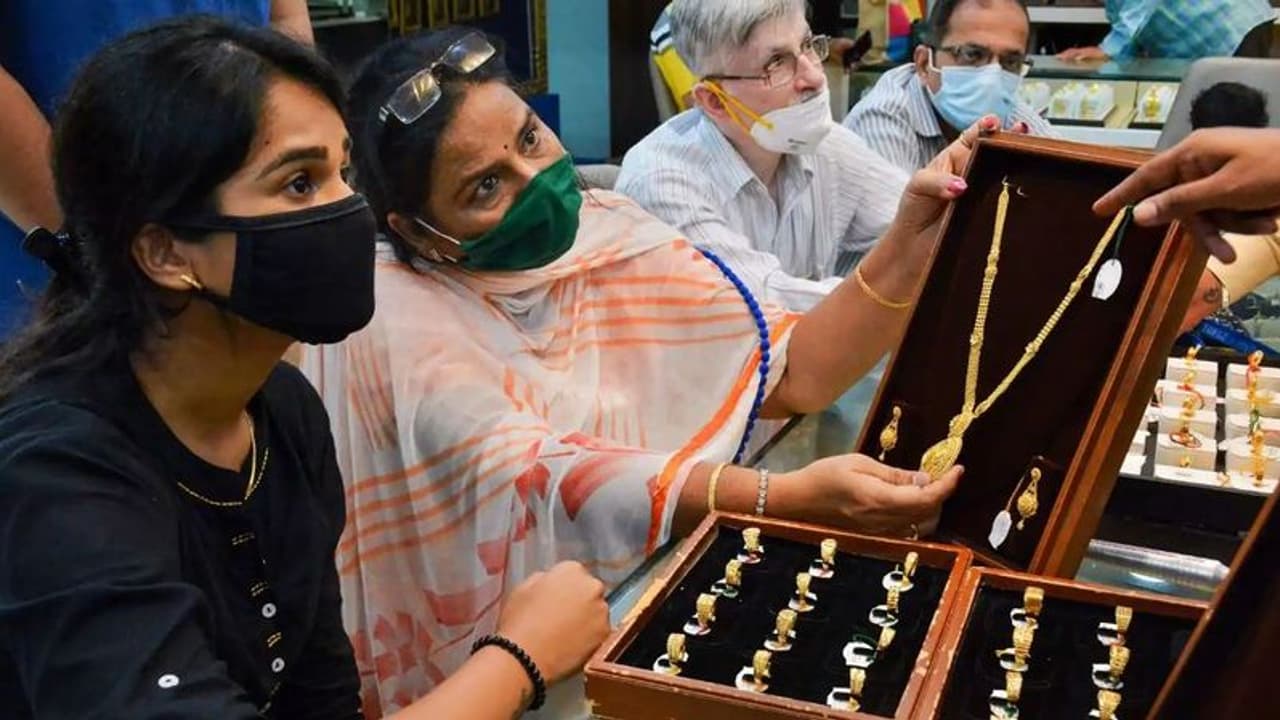 పడిపోయాయి బంగారం, వెండి ధరలు.. 10 గ్రాములకు 50వేల కంటే తక్కువ.. పడిపోయాయి బంగారం, వెండి ధరలు.. 10 గ్రాములకు 50వేల కంటే తక్కువ..