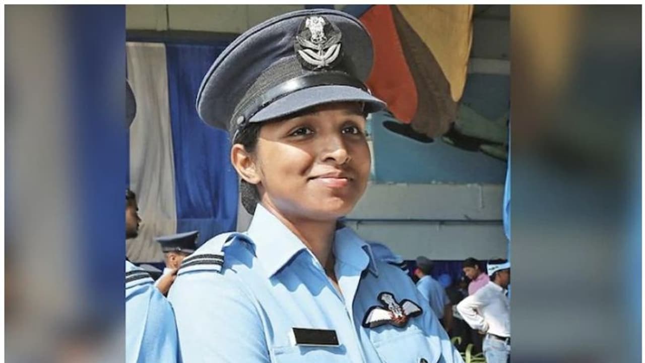റഫാല് യുദ്ധവിമാനങ്ങളിലെ ആദ്യ വനിതാ ഫൈറ്റര് പൈലറ്റായി 'ശിവാംഗി സിംഗ്' റഫാല് യുദ്ധവിമാനങ്ങളിലെ ആദ്യ വനിതാ ഫൈറ്റര് പൈലറ്റായി 'ശിവാംഗി സിംഗ്'