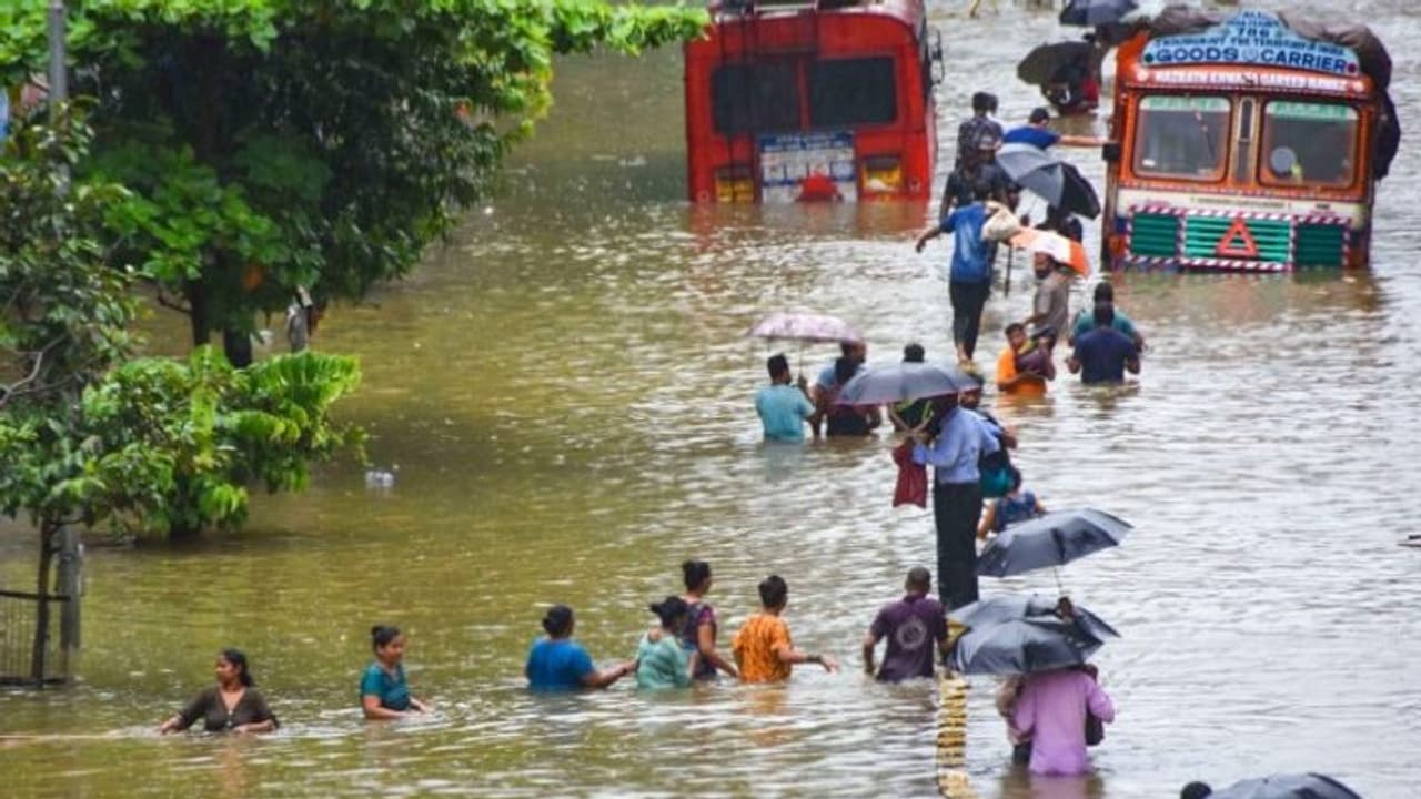 హైద్రాబాద్లో భారీ వర్షం: గత రికార్డులు బ్రేక్ హైద్రాబాద్లో భారీ వర్షం: గత రికార్డులు బ్రేక్