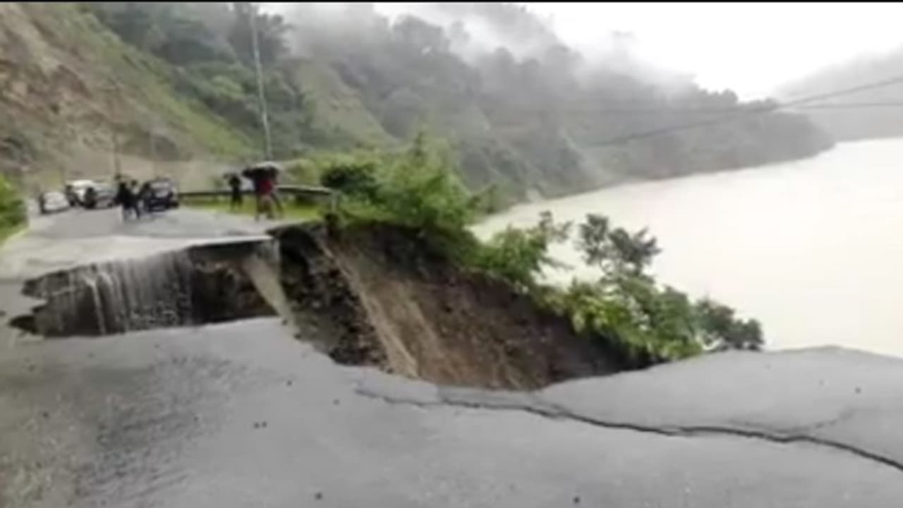লাগাতার বৃষ্টিতে ফের ধস নামল সেবকে, জাতীয় সড়কে বন্ধ যান চলাচল লাগাতার বৃষ্টিতে ফের ধস নামল সেবকে, জাতীয় সড়কে বন্ধ যান চলাচল