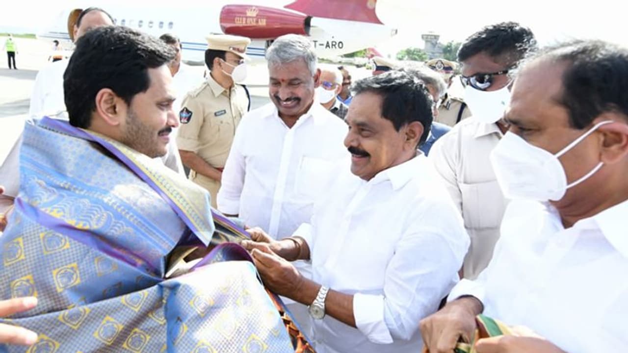 తిరుమల చేరుకున్న సీఎం జగన్.. అప్రమత్తమైన పోలీసులు తిరుమల చేరుకున్న సీఎం జగన్.. అప్రమత్తమైన పోలీసులు