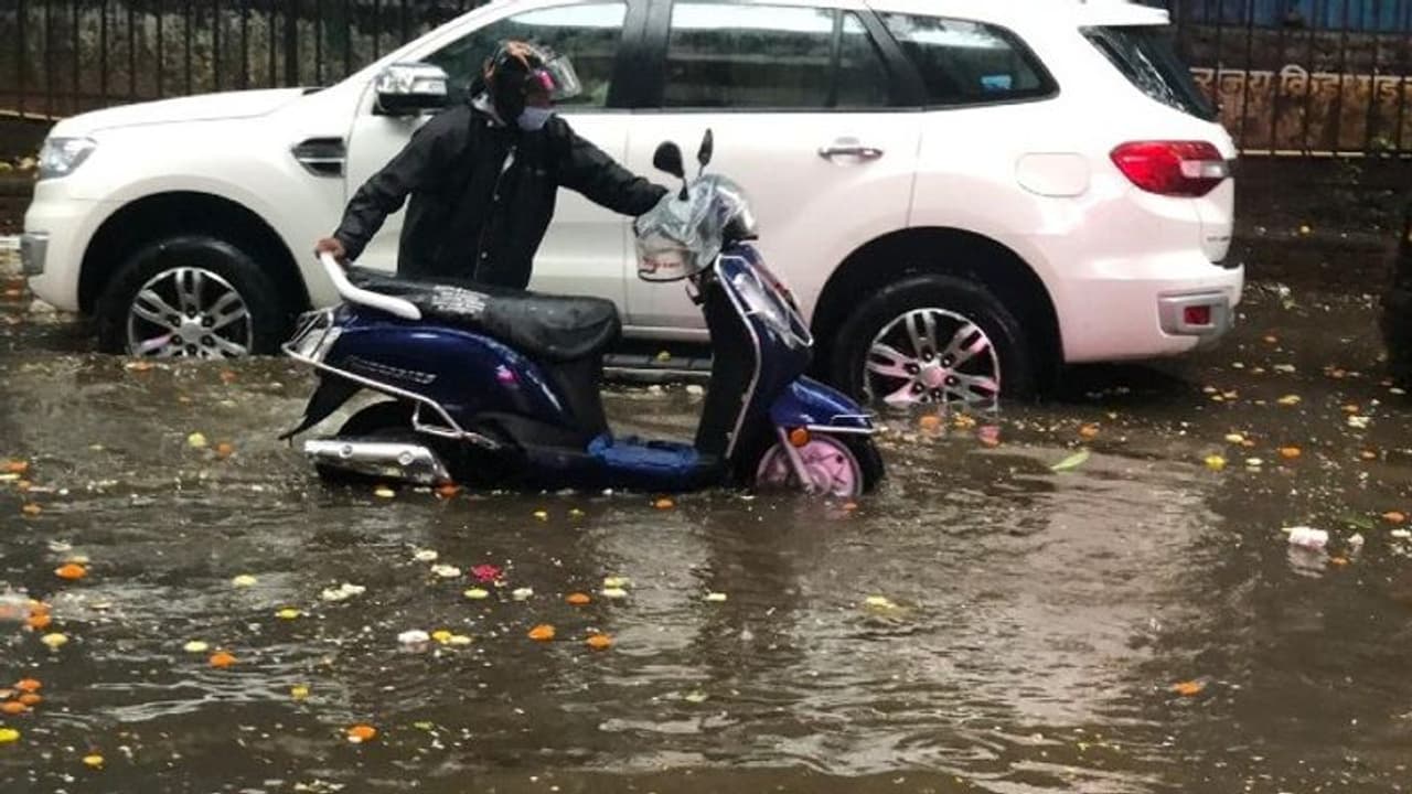 వరద నీటిలోనే మీర్‌పేటవాసుల నిరసన: సబితా ఇంద్రారెడ్డికి చేదు అనుభవం