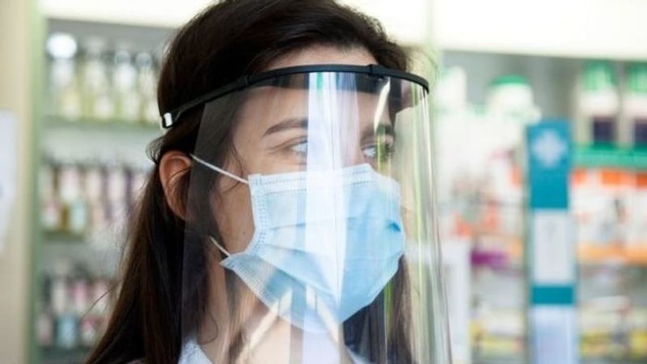 അധ്യാപകര്ക്ക് ഫേസ് ഷീല്ഡ് നല്കാന് തീരുമാനം അധ്യാപകര്ക്ക് ഫേസ് ഷീല്ഡ് നല്കാന് തീരുമാനം