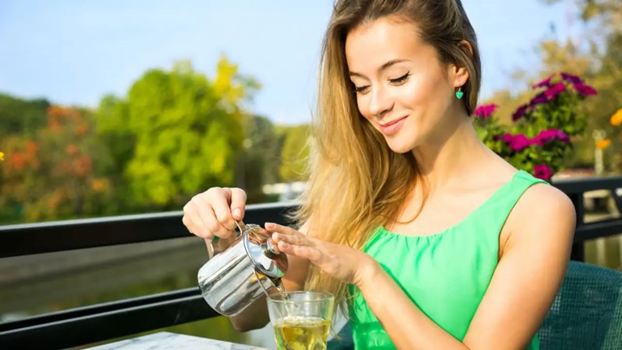 খালি পেটে চা খেয়েই দিন শুরু করছেন? অজান্তেই শরীরের কতটা ক্ষতি করছেন জানেন খালি পেটে চা খেয়েই দিন শুরু করছেন? অজান্তেই শরীরের কতটা ক্ষতি করছেন জানেন