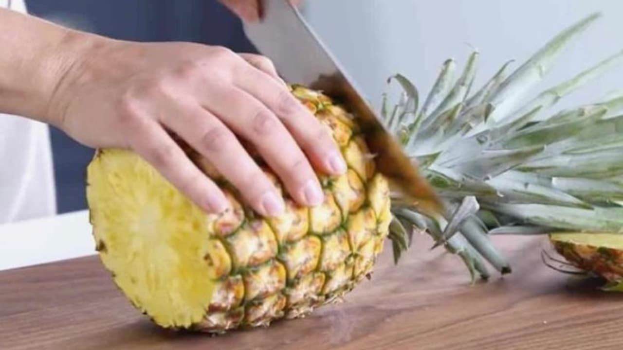 പൈനാപ്പിള് മുറിക്കേണ്ടത് ദാ ഇങ്ങനെയാണ്; ഒന്ന് പരീക്ഷിച്ചുനോക്കൂ... പൈനാപ്പിള് മുറിക്കേണ്ടത് ദാ ഇങ്ങനെയാണ്; ഒന്ന് പരീക്ഷിച്ചുനോക്കൂ...