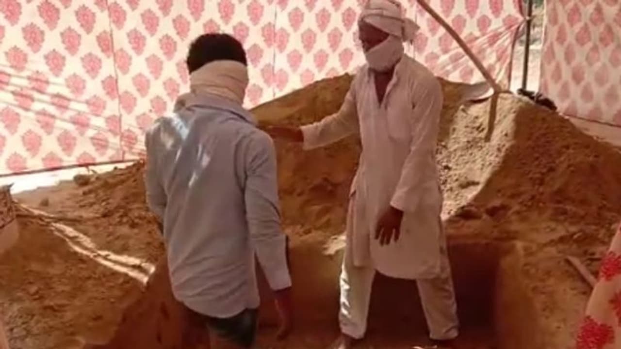 मौत के 9 दिन बाद कब्र से बाहर निकाला गया 8 साल की बच्ची का शव, पिता ने खोला चौंका देने वाला राज मौत के 9 दिन बाद कब्र से बाहर निकाला गया 8 साल की बच्ची का शव, पिता ने खोला चौंका देने वाला राज