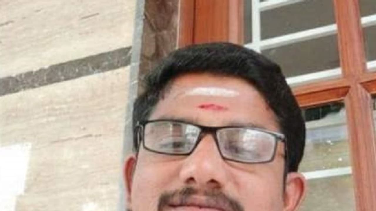 கத்தி முனையில் கடத்தப்பட்ட தமிழக அமைச்சரின் உதவியாளர்..!