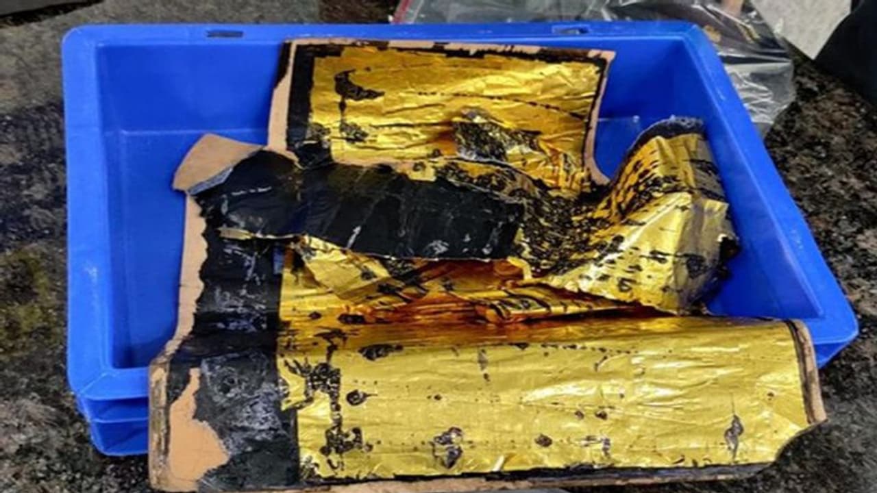 बैग में 350 ग्राम सोना छिपा कर ला रहा था यात्री, एयरपोर्ट पर एआईयू ने किया जब्त बैग में 350 ग्राम सोना छिपा कर ला रहा था यात्री, एयरपोर्ट पर एआईयू ने किया जब्त