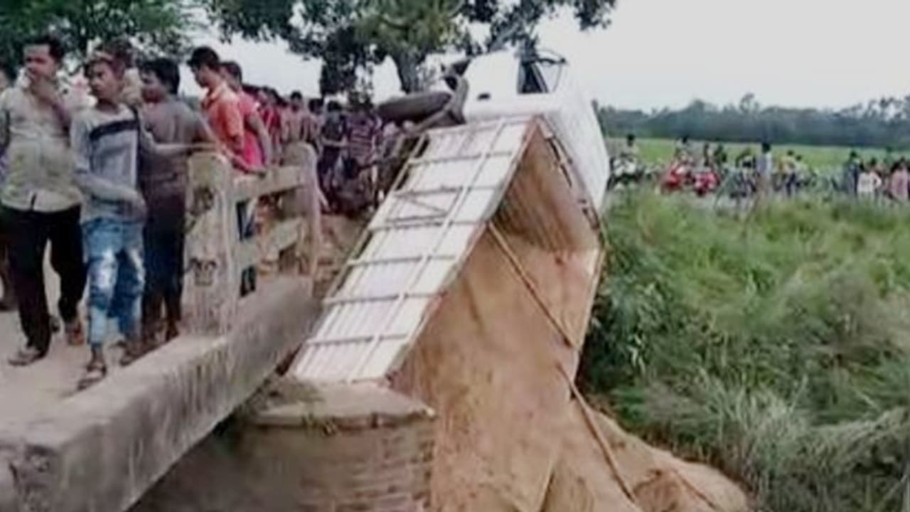 বালিবোঝাই ট্রাক উঠতেই হুড়মুডিয়ে ভেঙে পড়ল সেতু, বরাতজোরে রক্ষা পেলেন চালক বালিবোঝাই ট্রাক উঠতেই হুড়মুডিয়ে ভেঙে পড়ল সেতু, বরাতজোরে রক্ষা পেলেন চালক