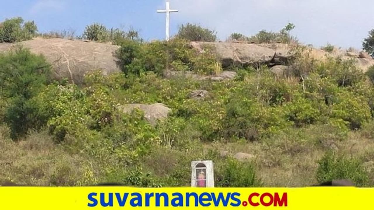 ಗೋಮಾಳದಲ್ಲಿದ್ದ ಶಿಲುಬೆಗಳ ತೆರವು : ಪರಿಸ್ಥಿತಿ ಉದ್ವಿಗ್ನ, ಶಾಂತ ಗೋಮಾಳದಲ್ಲಿದ್ದ ಶಿಲುಬೆಗಳ ತೆರವು : ಪರಿಸ್ಥಿತಿ ಉದ್ವಿಗ್ನ, ಶಾಂತ