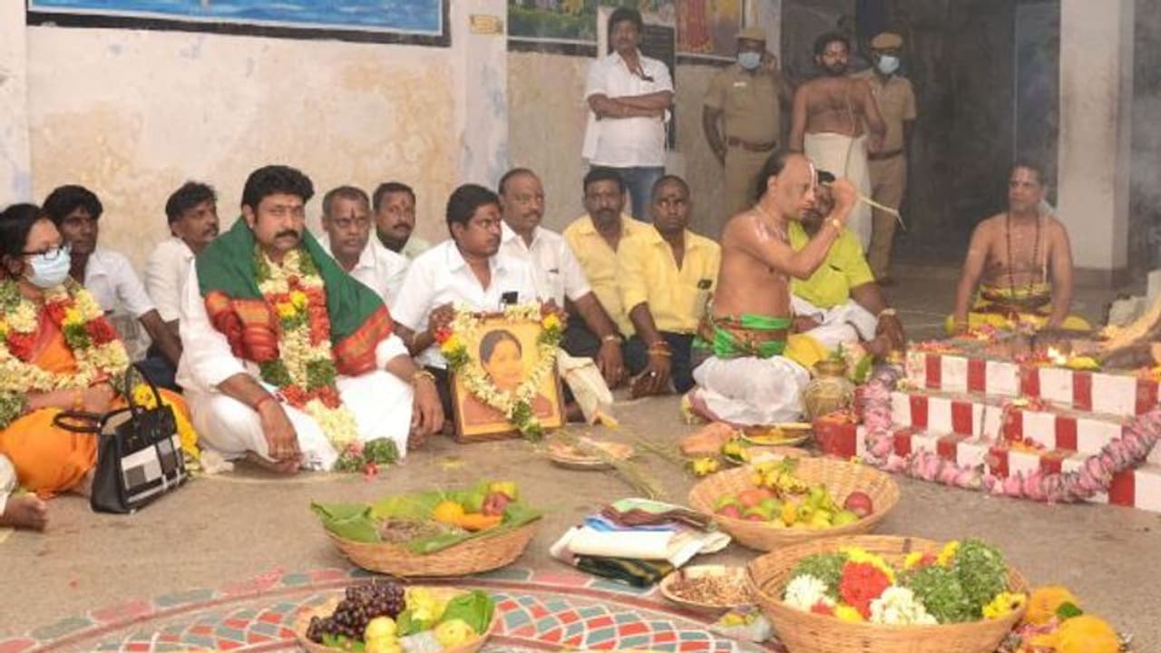 அதிமுக மீண்டும் ஆட்சியை பிடிக்க சிறப்பு யாகம்.! அதிமுக மீண்டும் ஆட்சியை பிடிக்க சிறப்பு யாகம்.!