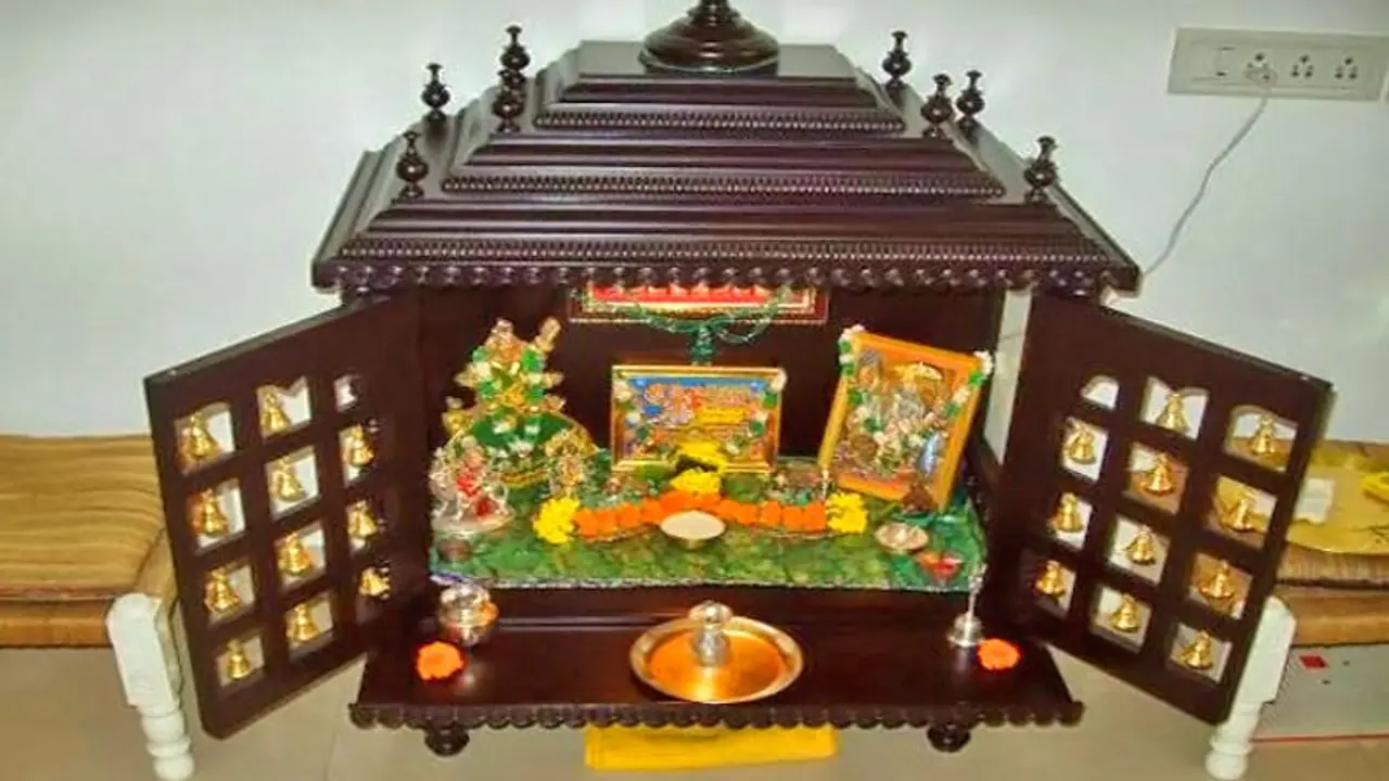 ঠাকুর ঘরের এই ১০ ভুল, জীবনে আনতে পারে চরম বিপর্যয় ঠাকুর ঘরের এই ১০ ভুল, জীবনে আনতে পারে চরম বিপর্যয়