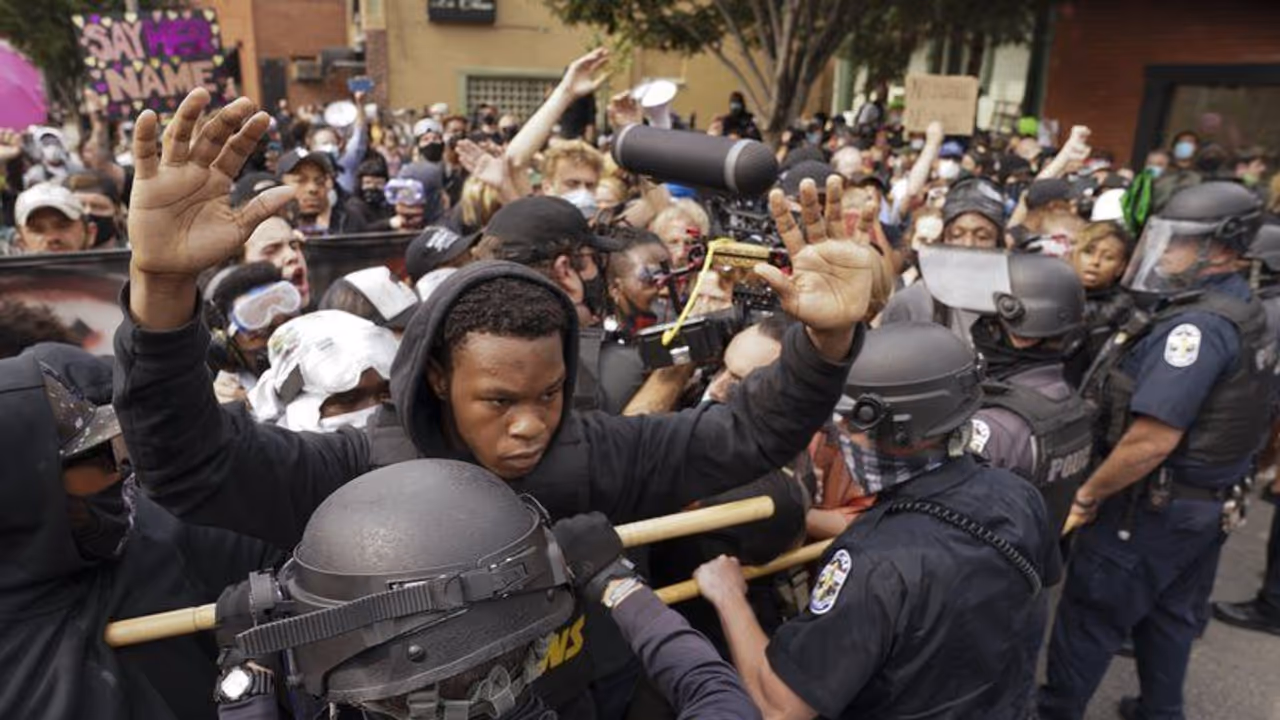 US: 2 police officers shot in Louisville protest over killing of Breonna Taylor US: 2 police officers shot in Louisville protest over killing of Breonna Taylor