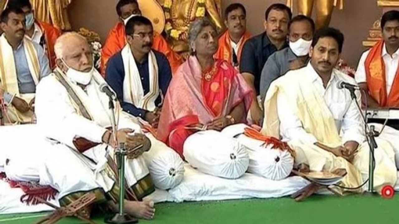 శ్రీవారి సేవలో యడియూరప్పతో కలిసి జగన్: పర్యటనలో మార్పు శ్రీవారి సేవలో యడియూరప్పతో కలిసి జగన్: పర్యటనలో మార్పు