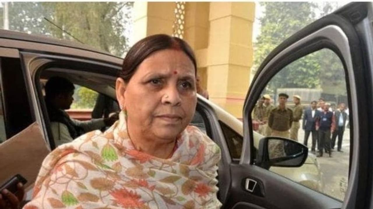 ಸಿಬಿಐ ದಾಳಿ ವೇಳೆ ಅಸಭ್ಯ ವರ್ತನೆ: ಪಕ್ಷದ ಕಾರ್ಯಕರ್ತನಿಗೆ ಬಾರಿಸಿದ ರಾಬ್ರಿದೇವಿ