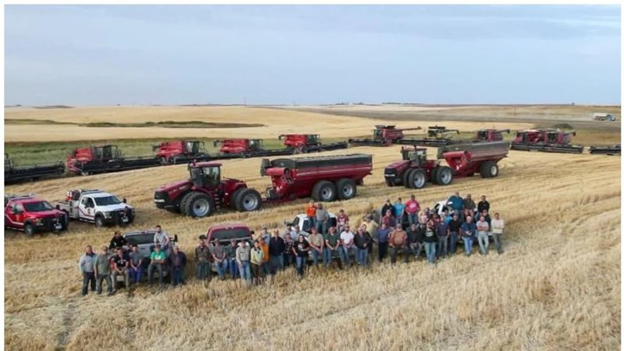 കര്ഷകന് ഹൃദയാഘാതമുണ്ടായി, ഏഴ് മണിക്കൂര് കൊണ്ട് 1000 ഏക്കര് വിളവെടുത്ത് നല്കി സുഹൃത്തുക്കള്... കര്ഷകന് ഹൃദയാഘാതമുണ്ടായി, ഏഴ് മണിക്കൂര് കൊണ്ട് 1000 ഏക്കര് വിളവെടുത്ത് നല്കി സുഹൃത്തുക്കള്...