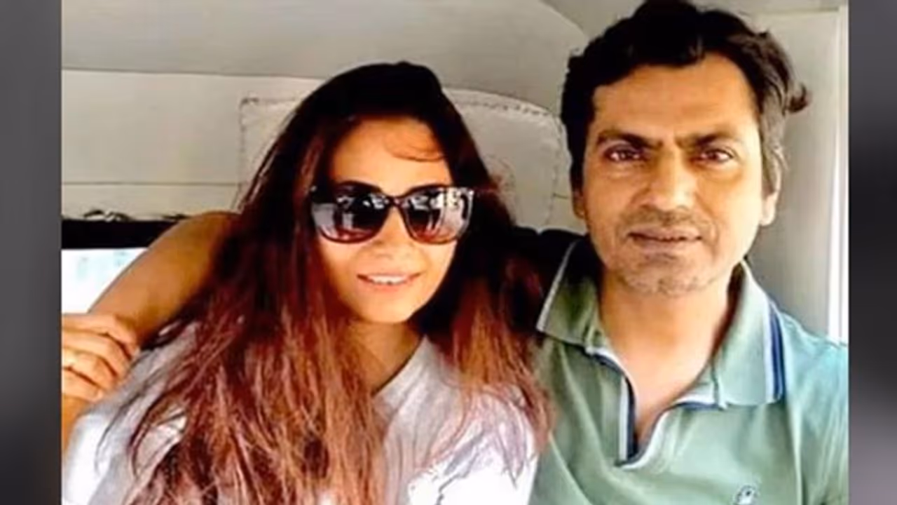 नवाजुद्दीन सिद्दीकी की पत्नी आलिया की बढ़ी मुश्किलें, 31 लाख का पेमेंट न करने पर पुलिस में शिकायत दर्ज नवाजुद्दीन सिद्दीकी की पत्नी आलिया की बढ़ी मुश्किलें, 31 लाख का पेमेंट न करने पर पुलिस में शिकायत दर्ज