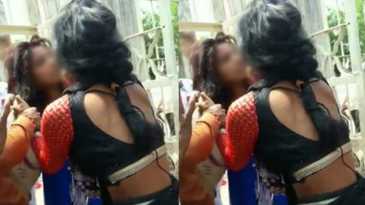 बाहर वाली का गजब जलबा: पति की गर्लफ्रेंड ने पत्नी को घर जाकर लाठी डंडो से पीटा, वजह कर देगी हैरान बाहर वाली का गजब जलबा: पति की गर्लफ्रेंड ने पत्नी को घर जाकर लाठी डंडो से पीटा, वजह कर देगी हैरान