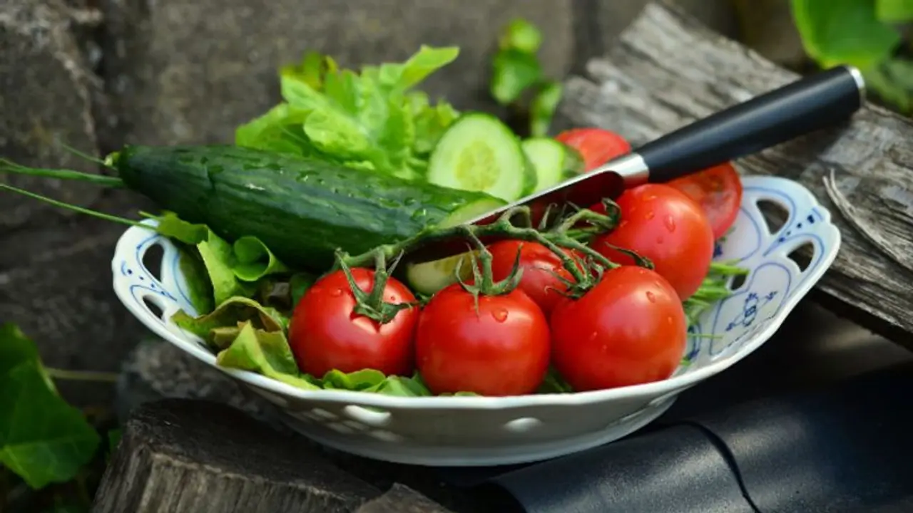 সর্বনাশ, শসা এবং টমেটো একসঙ্গে খাচ্ছেন, তবে সাবধান হোন এখন থেকেই সর্বনাশ, শসা এবং টমেটো একসঙ্গে খাচ্ছেন, তবে সাবধান হোন এখন থেকেই