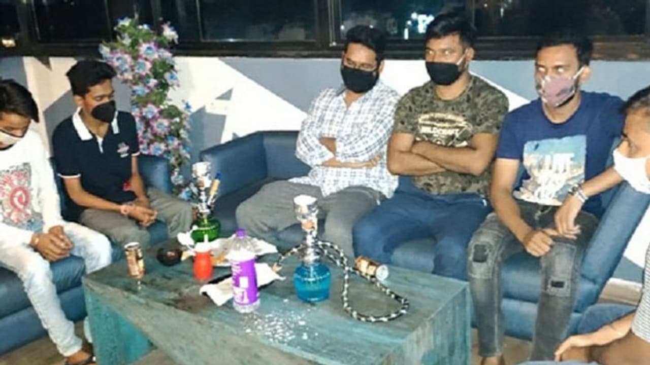 लॉकडाउन की चेकिंग के दौरान खबर मिली कि हुक्का बार में छुप छुपकर लोग पहुंच रहे हैं लॉकडाउन की चेकिंग के दौरान खबर मिली कि हुक्का बार में छुप छुपकर लोग पहुंच रहे हैं