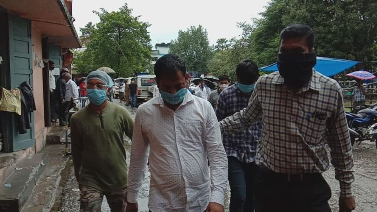 শিলিগুড়িতে ফের সোনা পাচারের ছক বানচাল, গোয়েন্দাদের জালে দুই পাচারকারী শিলিগুড়িতে ফের সোনা পাচারের ছক বানচাল, গোয়েন্দাদের জালে দুই পাচারকারী