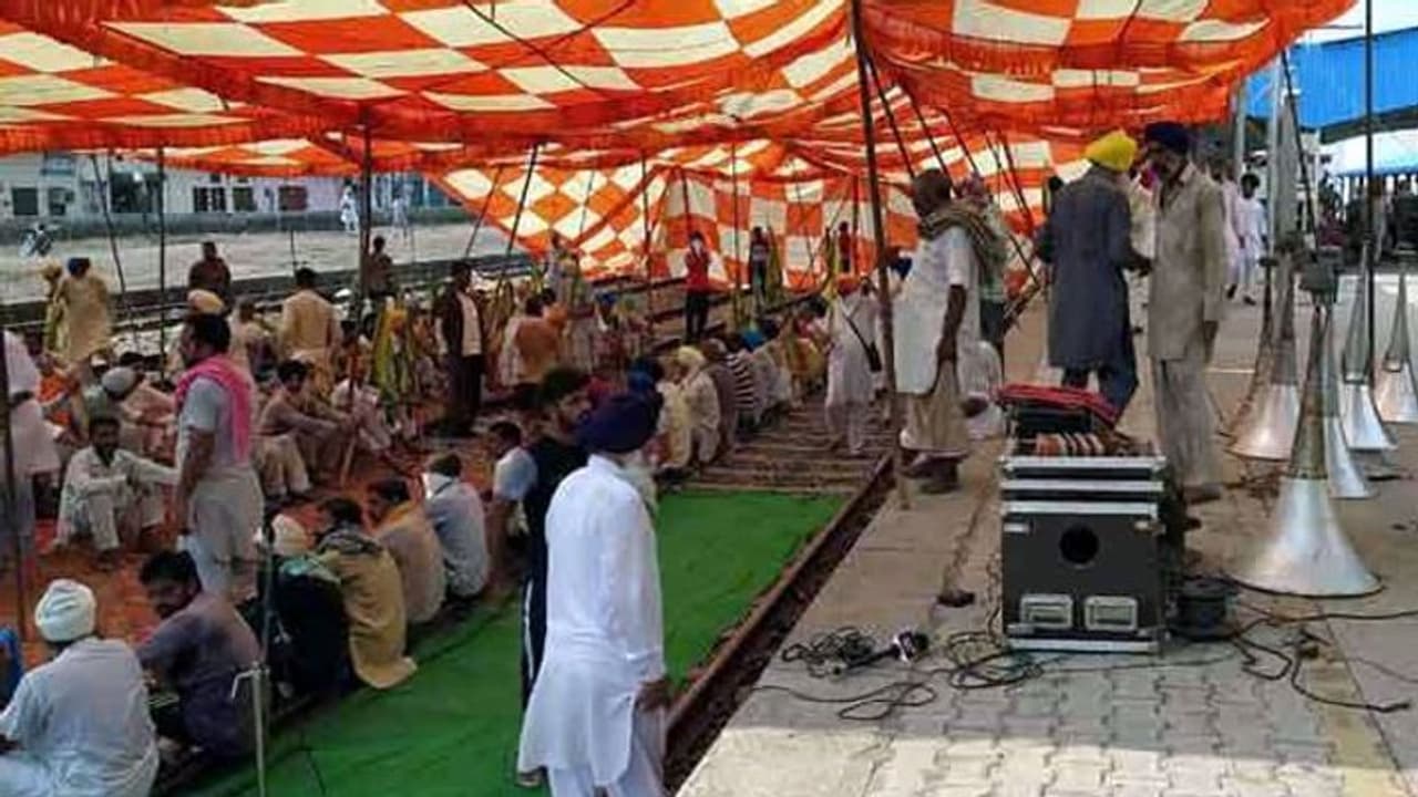 লখিমপুর খেরিকাণ্ডে অজয় মিশ্রের ইস্তফার দাবি, দেশজুড়ে রেল রোকো অভিযানের ডাক কৃষক সংগঠনের লখিমপুর খেরিকাণ্ডে অজয় মিশ্রের ইস্তফার দাবি, দেশজুড়ে রেল রোকো অভিযানের ডাক কৃষক সংগঠনের