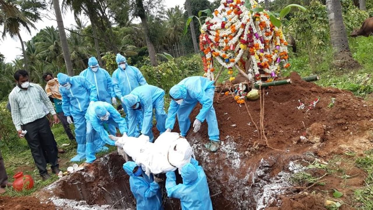 కార్పోరేట్ హాస్పిటల్ నిర్లక్ష్యం... కరోనా మృతదేహాలు తారుమారు