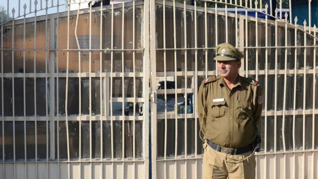 शरीर में बॉडी वार्न कैमरा पहनेंगे यूपी के जेल कर्मी, राष्ट्रपति ने दी पायलट प्रोजेक्ट को मंजूरी शरीर में बॉडी वार्न कैमरा पहनेंगे यूपी के जेल कर्मी, राष्ट्रपति ने दी पायलट प्रोजेक्ट को मंजूरी