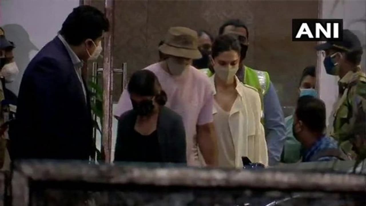 दीपिका पादुकोण पति रणवीर सिंह के साथ पहुंचीं मुंबई, 26 सितंबर को NCB के सामने होंगी पेश दीपिका पादुकोण पति रणवीर सिंह के साथ पहुंचीं मुंबई, 26 सितंबर को NCB के सामने होंगी पेश