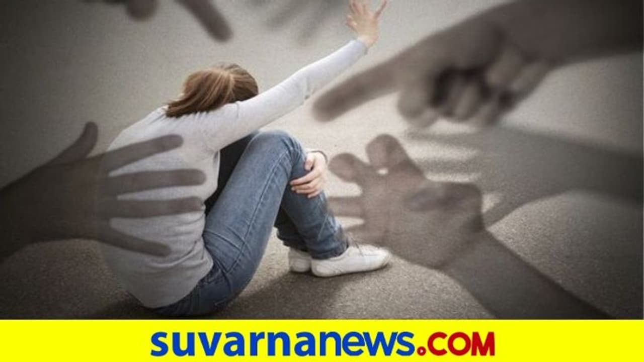 ಲೈಂಗಿಕ ಕಿರುಕುಳ ಕೊಟ್ರೆ ಪಬ್ಲಿಕ್ನಲ್ಲಿ ಮಾನ ಹರಾಜು: ರಸ್ತೆ, ಜಂಕ್ಷನ್ನಲ್ಲಿ ಪೋಸ್ಟರ್ ಲೈಂಗಿಕ ಕಿರುಕುಳ ಕೊಟ್ರೆ ಪಬ್ಲಿಕ್ನಲ್ಲಿ ಮಾನ ಹರಾಜು: ರಸ್ತೆ, ಜಂಕ್ಷನ್ನಲ್ಲಿ ಪೋಸ್ಟರ್