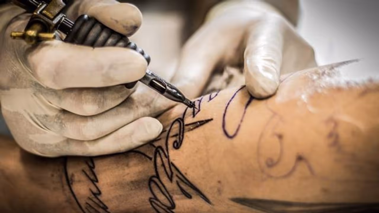 शरीर पर टैटू से टूट सकता है सेना में जाने का सपना, जानें ताजा मामला और क्या कहता है नियम शरीर पर टैटू से टूट सकता है सेना में जाने का सपना, जानें ताजा मामला और क्या कहता है नियम