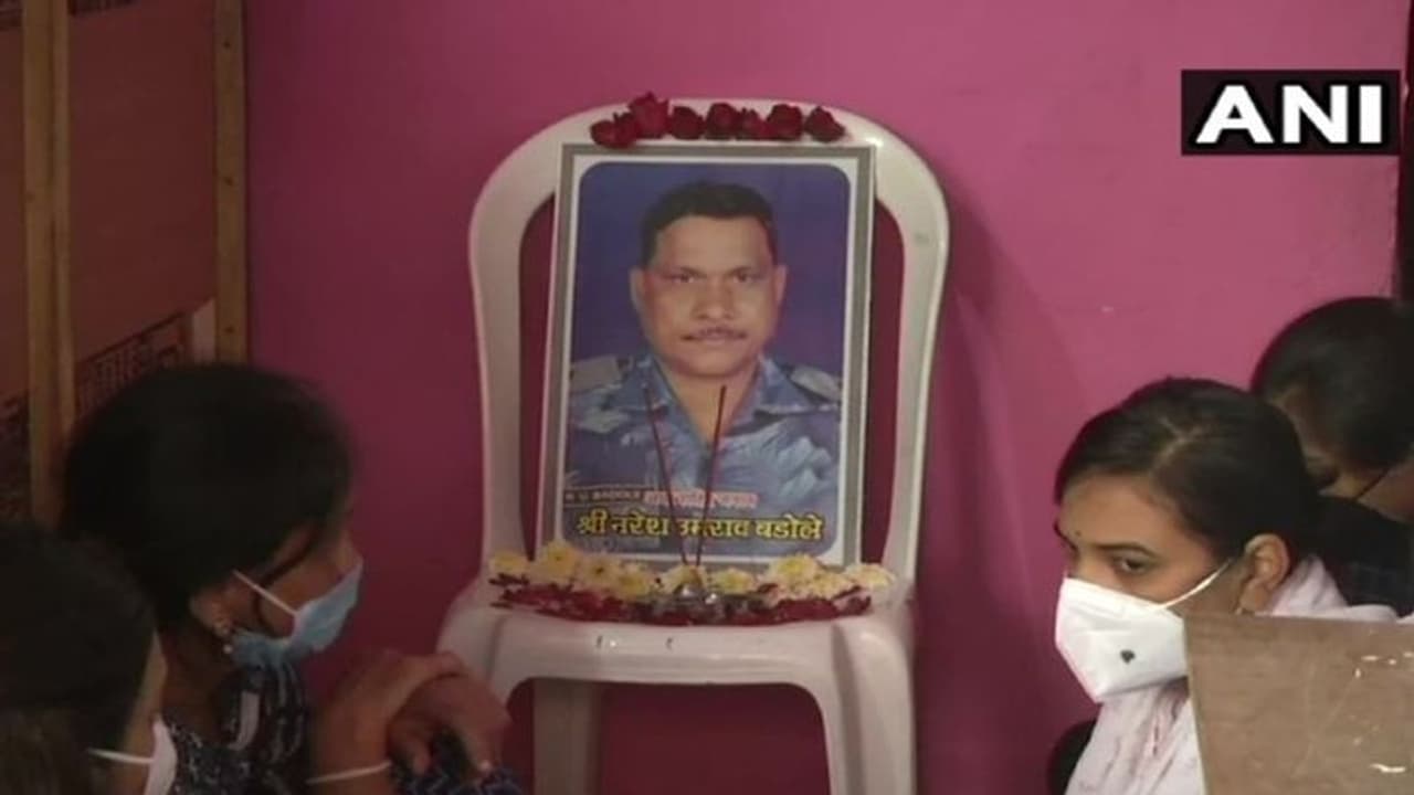 বীর যোদ্ধার লড়াই হল শেষ, সন্ত্রাস হামলায় শহিদ এএসআই বাদোল নরেশকে আনা হল তাঁর বাড়িতে বীর যোদ্ধার লড়াই হল শেষ, সন্ত্রাস হামলায় শহিদ এএসআই বাদোল নরেশকে আনা হল তাঁর বাড়িতে