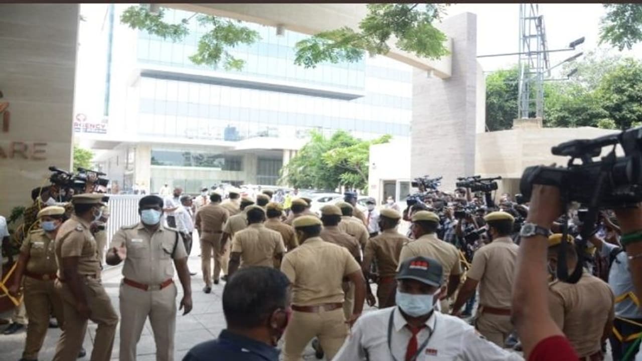 ఎంజీఎం ఆసుపత్రికి భారీగా తరలి వస్తోన్న ఫ్యాన్స్ .. అంత్యక్రియలు అక్కడే ఎంజీఎం ఆసుపత్రికి భారీగా తరలి వస్తోన్న ఫ్యాన్స్ .. అంత్యక్రియలు అక్కడే