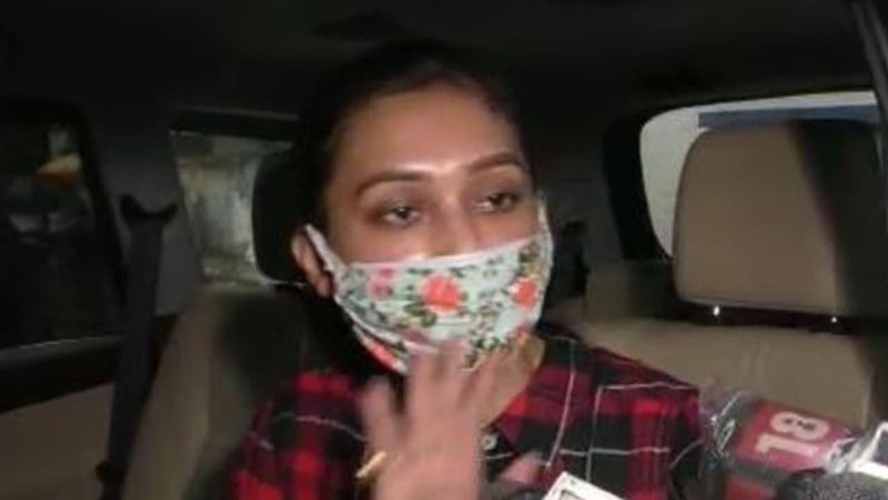 'মাস্ক থুতনিতে পরার জিনিস নয়', সাংসদ অভিনেত্রী মিমির কোভিড নিয়ে কড়া বার্তা 'মাস্ক থুতনিতে পরার জিনিস নয়', সাংসদ অভিনেত্রী মিমির কোভিড নিয়ে কড়া বার্তা