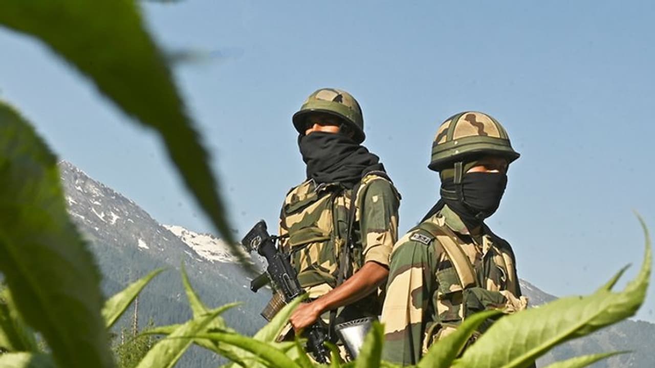 ചൈനീസ് അതിർത്തിയിൽ സൈനിക വിന്യാസം കൂട്ടി ഇന്ത്യ; ആയുധശേഖരവും വർധിപ്പിച്ചിച്ചു ചൈനീസ് അതിർത്തിയിൽ സൈനിക വിന്യാസം കൂട്ടി ഇന്ത്യ; ആയുധശേഖരവും വർധിപ്പിച്ചിച്ചു