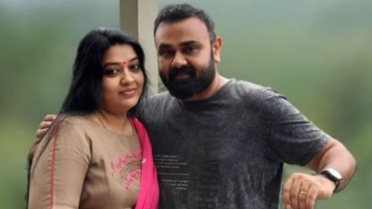 'എന്നും നിന്റെ സ്നേഹത്തിനുമുൻപിൽ തോൽക്കാനാണിഷ്ടം'; സർപ്രൈസ് പിറന്നാൾ ആഘോഷം, കണ്ണുനിറച്ച് ഷാജുവിന്റെ സുനി 'എന്നും നിന്റെ സ്നേഹത്തിനുമുൻപിൽ തോൽക്കാനാണിഷ്ടം'; സർപ്രൈസ് പിറന്നാൾ ആഘോഷം, കണ്ണുനിറച്ച് ഷാജുവിന്റെ സുനി