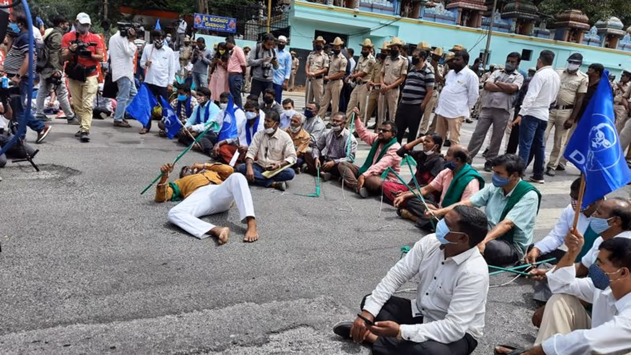 விவசாயத்தை அழிக்கும் முயற்சியில் இறங்கி உள்ளது மோடி அரசு..!! ஆதங்கத்தை கொட்டி தீர்த்த தவ்ஹீத் ஜமாஅத். விவசாயத்தை அழிக்கும் முயற்சியில் இறங்கி உள்ளது மோடி அரசு..!! ஆதங்கத்தை கொட்டி தீர்த்த தவ்ஹீத் ஜமாஅத்.