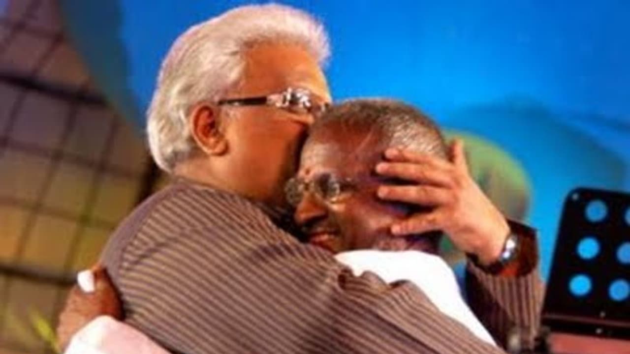 கடைசியாக இளையராஜாவிற்கு முத்தம் கொடுத்த எஸ்.பி.பி..! மருத்துவர் வெளியிட்ட தகவல்..! கடைசியாக இளையராஜாவிற்கு முத்தம் கொடுத்த எஸ்.பி.பி..! மருத்துவர் வெளியிட்ட தகவல்..!