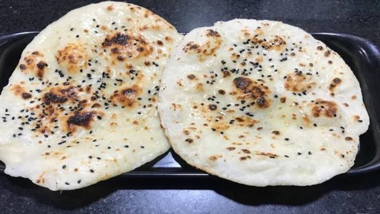 বিয়েবাড়িতে থুতু দিয়ে তৈরি হচ্ছে নান, ভিডিও ভাইরাল হতেই রেগে লাল নেটিজেনরা 