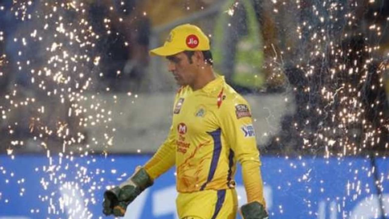 വിക്കറ്റിന് മുന്നിലും പിന്നിലും ചരിത്രമെഴുതാന് ധോണി; കാത്തിരിക്കുന്നത് മൂന്ന് നേട്ടം വിക്കറ്റിന് മുന്നിലും പിന്നിലും ചരിത്രമെഴുതാന് ധോണി; കാത്തിരിക്കുന്നത് മൂന്ന് നേട്ടം