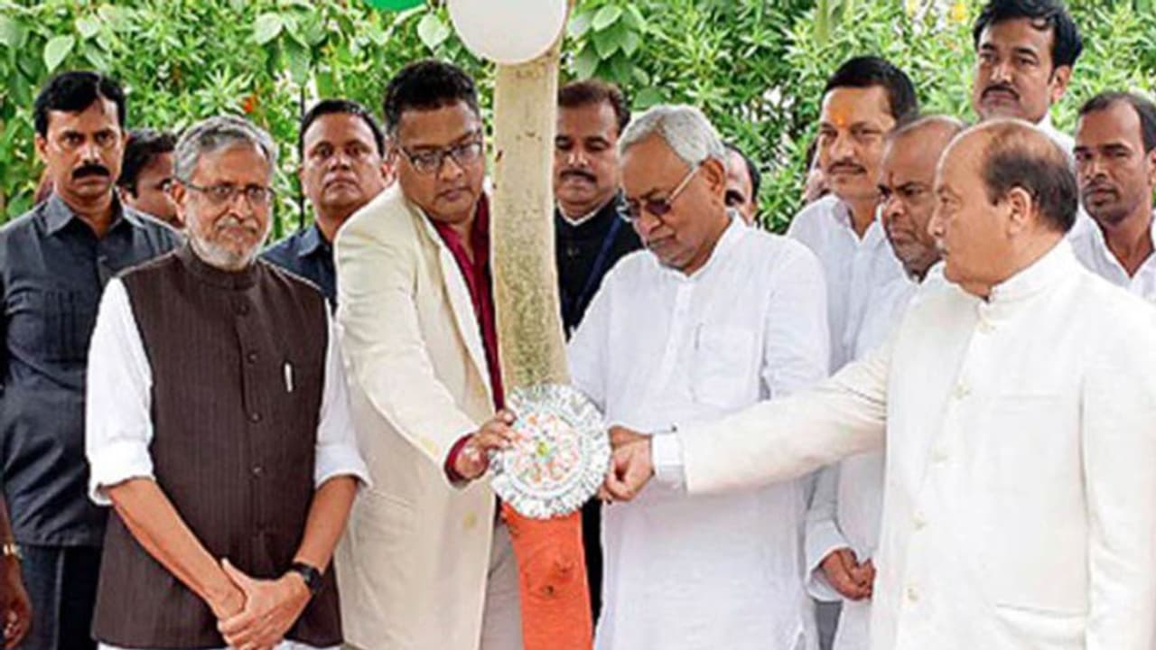 संयुक्त राष्ट्र ने नीतीश कुमार के जल जीवन हरियाली अभियान को सराहा, कहा वो क्लाइमेट लीडर हैं संयुक्त राष्ट्र ने नीतीश कुमार के जल जीवन हरियाली अभियान को सराहा, कहा वो क्लाइमेट लीडर हैं