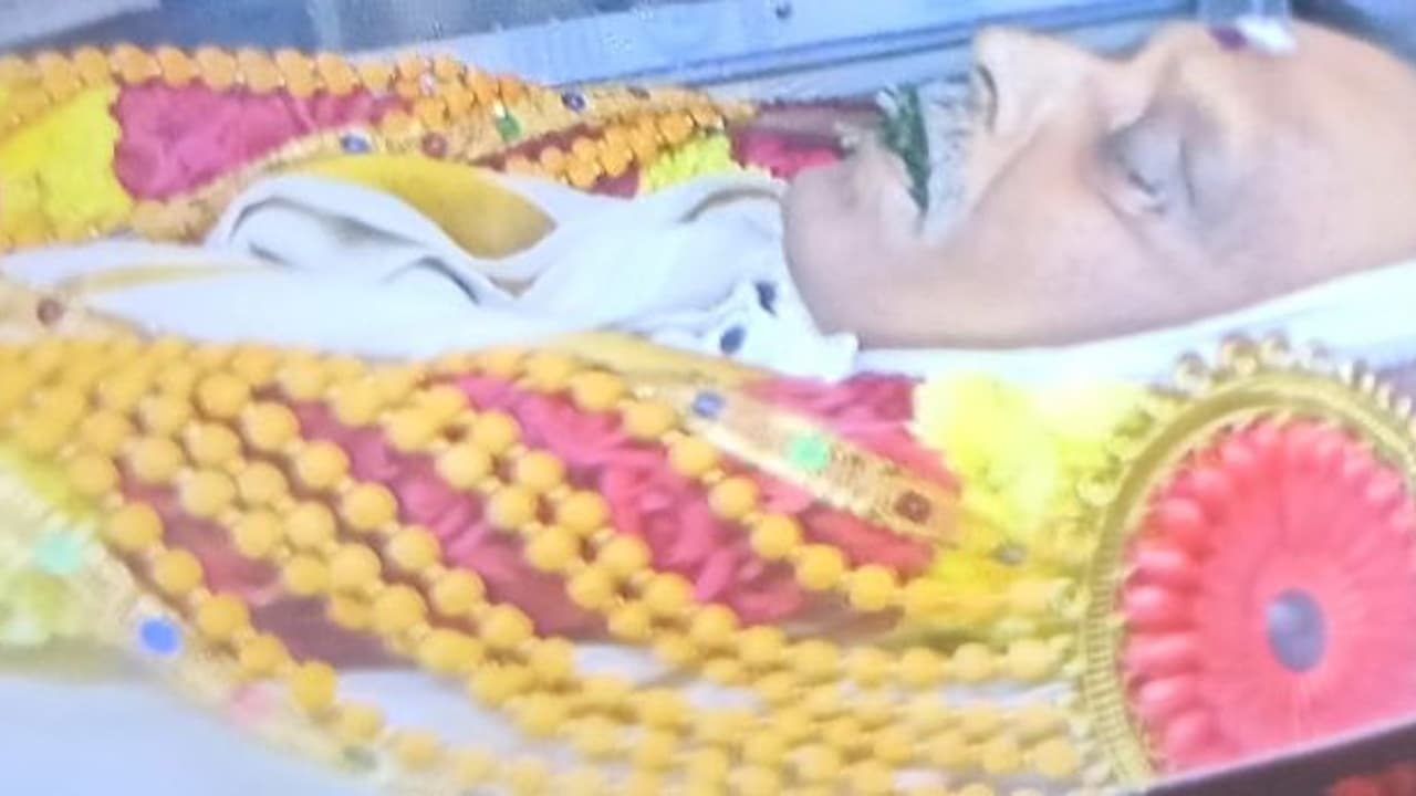 எஸ்.பி.பி. உடலுக்கு இயக்குநர்கள் பாரதிராஜா, அமீர் அஞ்சலி... கண்ணீர் விட்டு கதறி அழுத பாடகர் மனோ...!