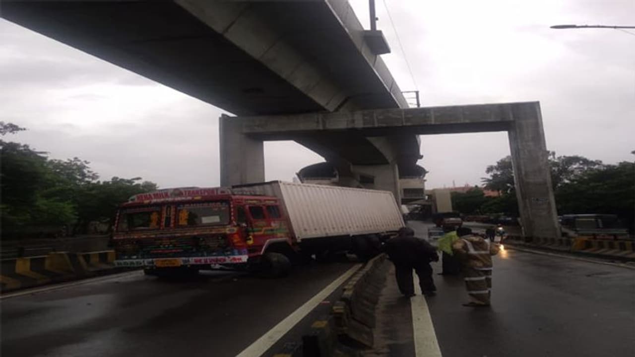 తార్నాక ఫ్లైఓవర్ పై ప్రమాదం