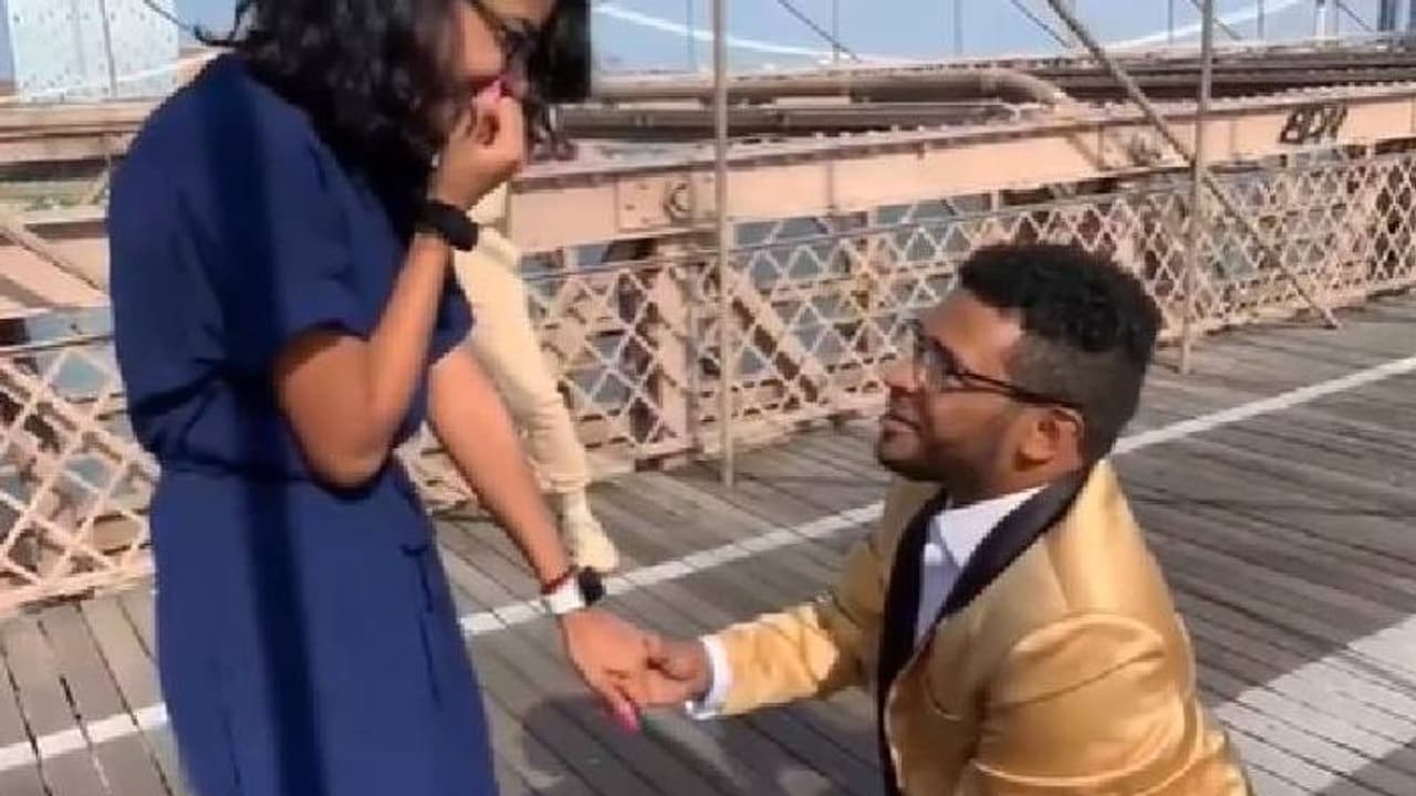 വിവാഹാഭ്യര്ത്ഥനയ്ക്കിടെ ഇങ്ങനെയൊക്കെ സംഭവിച്ചാല് ആരായാലും ചിരിച്ച് മരിക്കും; വൈറലായി വീഡിയോ വിവാഹാഭ്യര്ത്ഥനയ്ക്കിടെ ഇങ്ങനെയൊക്കെ സംഭവിച്ചാല് ആരായാലും ചിരിച്ച് മരിക്കും; വൈറലായി വീഡിയോ